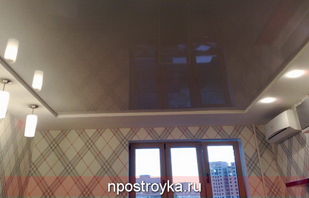 Натяжной потолок на кухне глянцевый