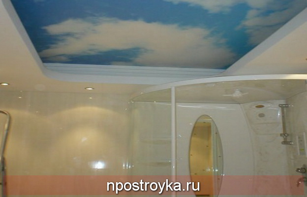 Матовый натяжной потолок с фотопечатью облака в ванной